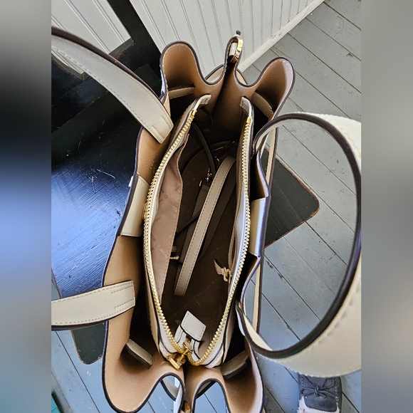 MICHAEL KORS Emilia Large Cream Pebbled Leather Tote Bag & Wallet - Picture 11 of 12